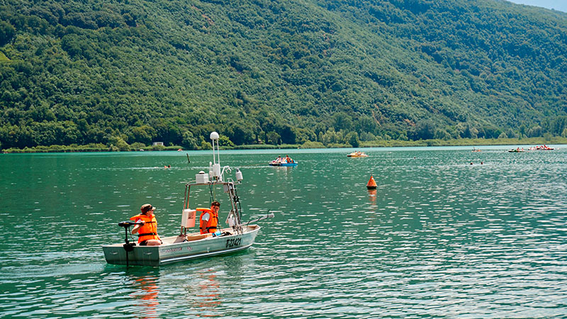 Forscherteam mit Messungsboot in einem Alpensee