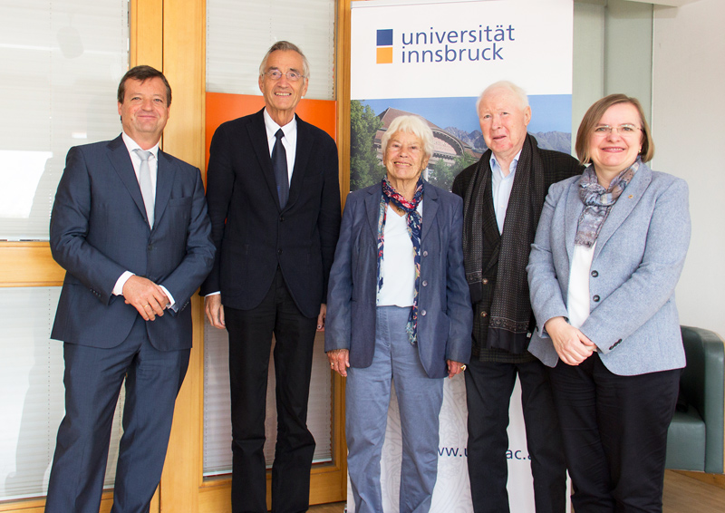 V.l.n.r.: Werner Ritter (Vorsitzender Universitätsrat), Tilmann Märk (Rektor), Edeltraut Ott und Georg Ott (Stifter-Ehepaar), Ulrike Tanzer (Vizerektorin für Forschung)
