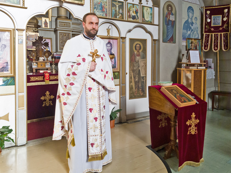 Pfarrer Aleksandar Stolic in orthodoxer Kirche