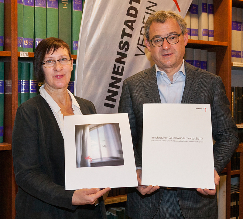 Künstlerin Nora Schöpfer und Thomas Hudovernik, Obmann des Innenstadtvereins, präsentieren die  Innsbrucker Glückwunschkarte