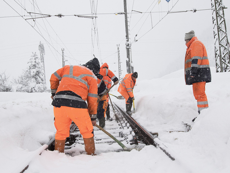 ÖBB-Mitarbeiter bei der Schneeräumung von Gleisen
