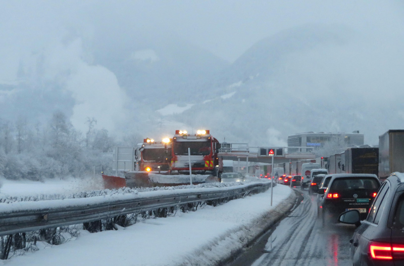 Stau und Schneeräumung auf der Inntalautobahn bei Wörgl