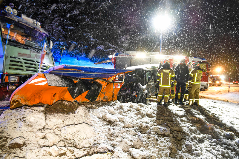 Geländewagen nach Zusammenstoß mit Schneepflug