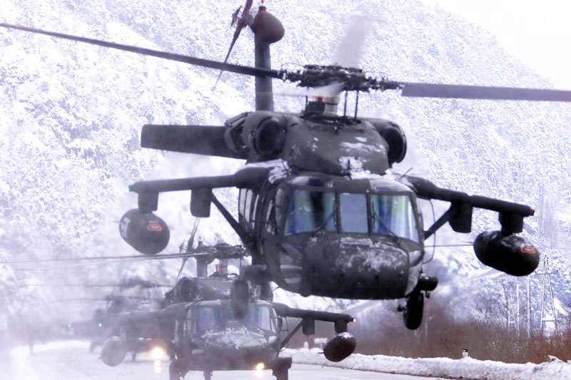 Touristen werden mit Black Hawks der US-Streitkräfte ausgeflogen