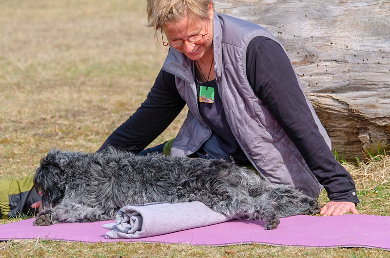 Hundetrainerin bettina Specht mit Hündin Ronja auf einer Yogamatte