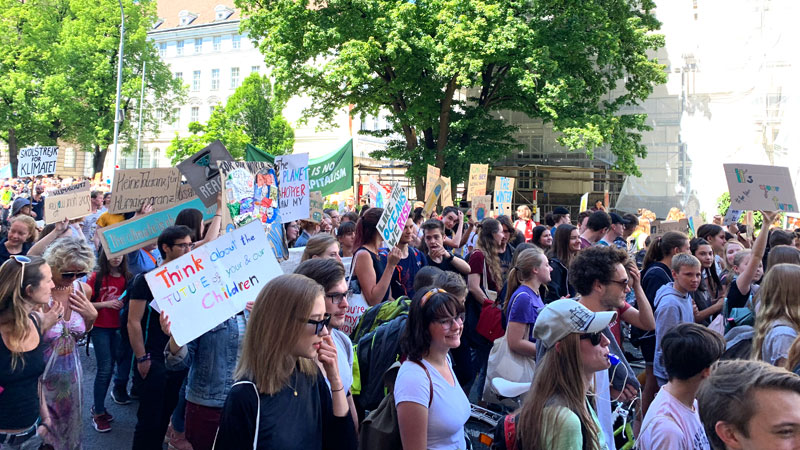 Jugendliche in Innsbruck bei der Klima-Demo