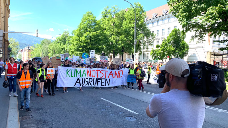 Jugendliche in Innsbruck bei der Klima-Demo
