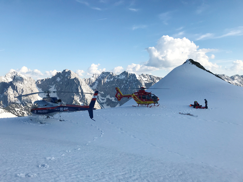 Paragleiter von Hubschrauber in Schneefeld gefunden